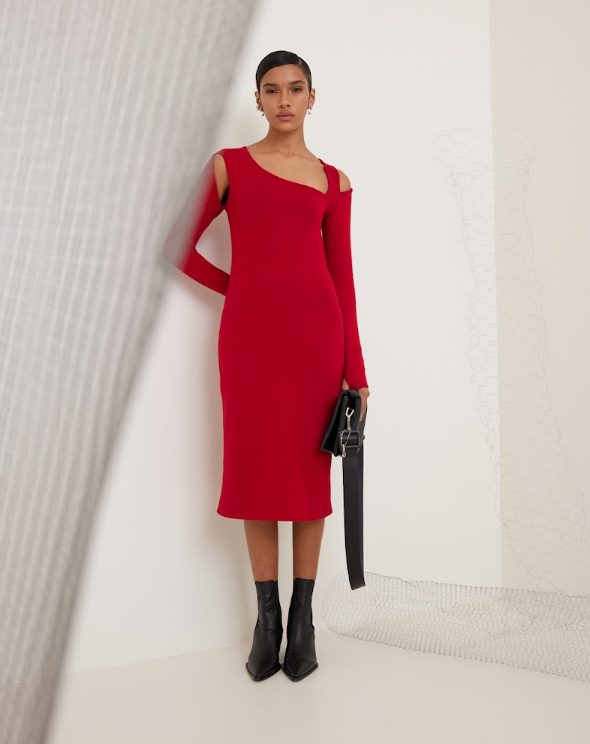 Vestido reto e tênis combinam?